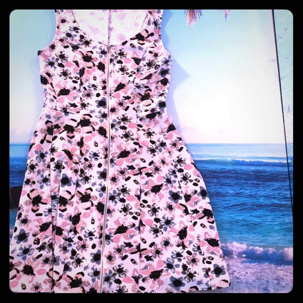 Classy zip-dress that catches those summer colors!
